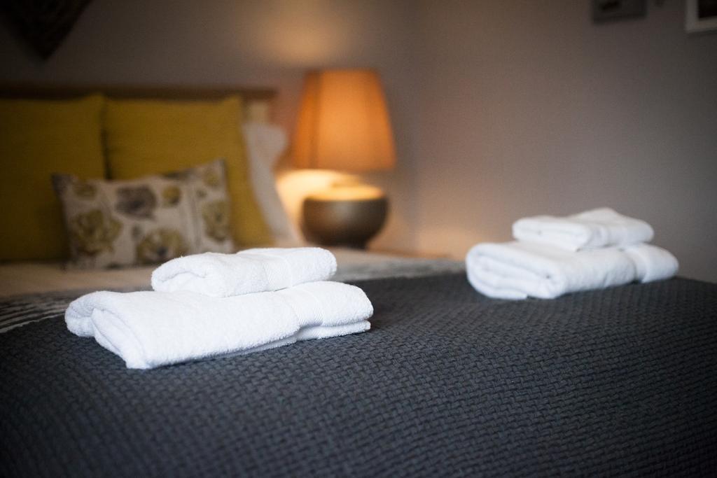 Eaton House Hotell Pembroke Exteriör bild