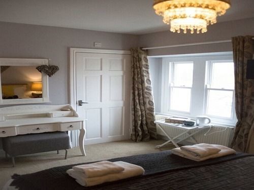 Eaton House Hotell Pembroke Exteriör bild